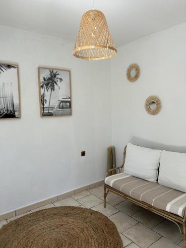 - un salon avec un canapé et des photos sur le mur dans l'établissement Maison de vacances à Lacanau, à Lacanau