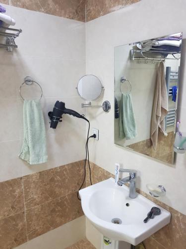 a bathroom with a sink and a mirror at У Эльмана in Sumqayyt