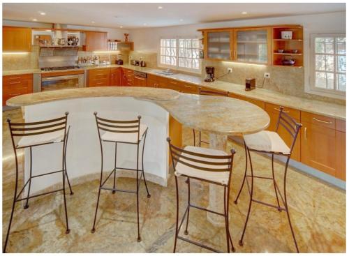 Η κουζίνα ή μικρή κουζίνα στο Olive tree garden villa with heated swimming pool and jacuzzi