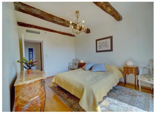 Ένα ή περισσότερα κρεβάτια σε δωμάτιο στο Olive tree garden villa with heated swimming pool and jacuzzi