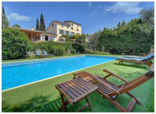 Πισίνα στο ή κοντά στο Olive tree garden villa with heated swimming pool and jacuzzi