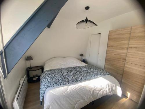 a bedroom with a large bed in a attic at La douce escapade, Superbe T2, 4 pers - parking, balcon in Villers-sur-Mer