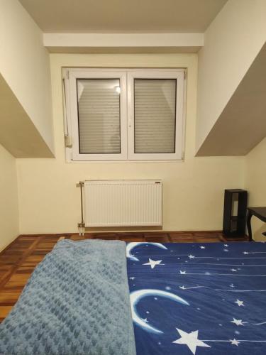 a bedroom with a blue bed with stars on it at Spid apartman in Obrenovac