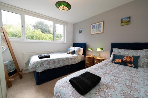 ein Schlafzimmer mit 2 Betten und einem Hundekissen in der Unterkunft River Dale in Kent