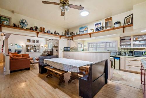 une cuisine avec une table et une salle à manger dans l'établissement San Luis Obispo Hostel, à San Luis Obispo