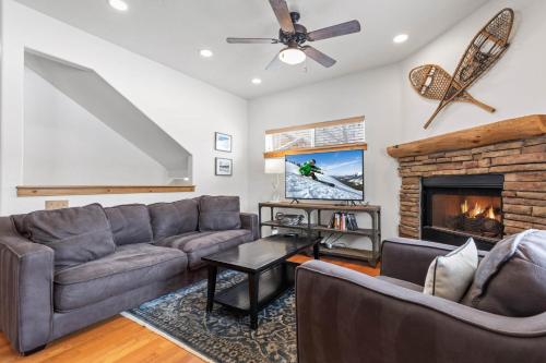 uma sala de estar com um sofá e uma lareira em Bear Hollow Village 5519 by Moose Management em Park City