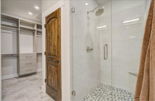 帕克城的住宿－Black Rock Ridge 14202 by Moose Management，带淋浴的浴室和玻璃门