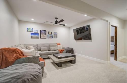 uma sala de estar com um sofá e uma mesa em Black Rock Ridge 14202 by Moose Management em Park City