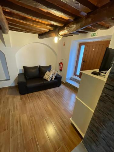 a living room with a couch and a television at Casa da Abobereira in Estremoz