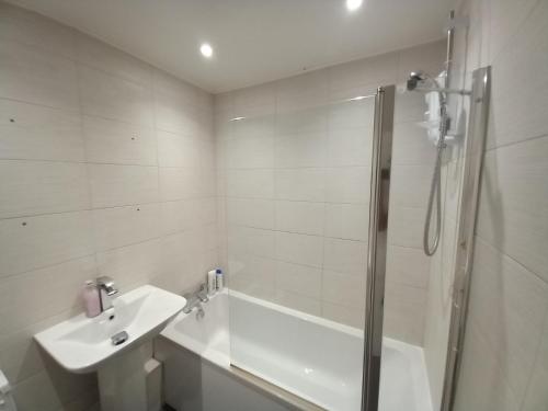 Bilik mandi di Zinoc Delightful Apartment