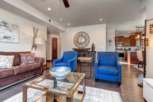 sala de estar con sofá y 2 sillas azules en Black Rock Ridge 14311 A by Moose Management, en Kamas