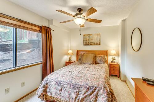 Ένα ή περισσότερα κρεβάτια σε δωμάτιο στο Walk to Chair Lift Angel Fire Condo with Mtn Views