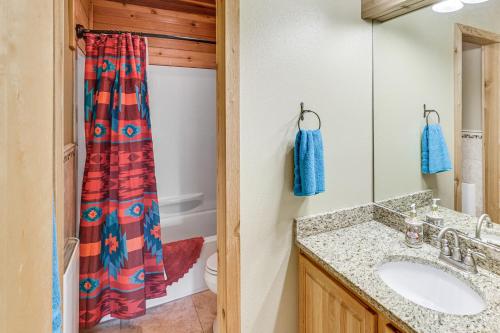Ένα μπάνιο στο Walk to Chair Lift Angel Fire Condo with Mtn Views