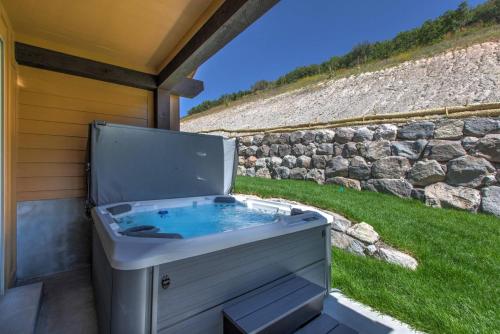 una bañera de hidromasaje al lado de una casa en Black Rock Ridge 14488 by Moose Management, en Park City