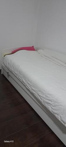 a close up of a bed with white sheets at Spid apartman in Obrenovac