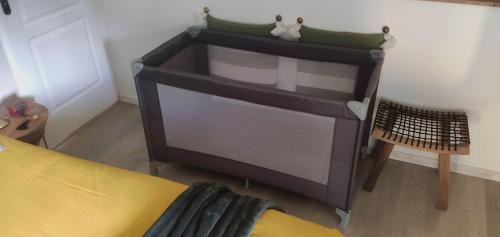 Una cama o camas en una habitación de Jacuzzi au Lemon Tree et charme des pierres dorées
