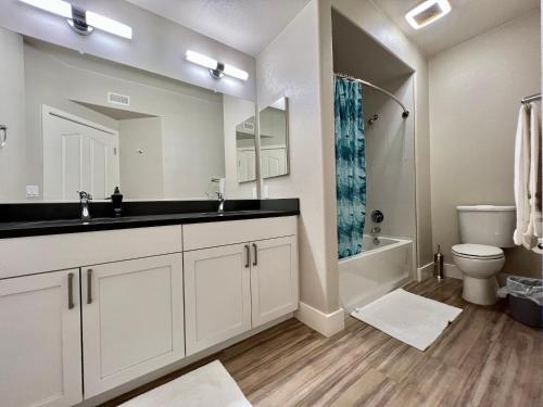 Spacious 2 Bedroom 2 Bathroom In Gated Community في لوس أنجلوس: حمام مع حوض ومرحاض