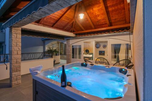 Bazén v ubytování Luxury Residence Nea nebo v jeho okolí