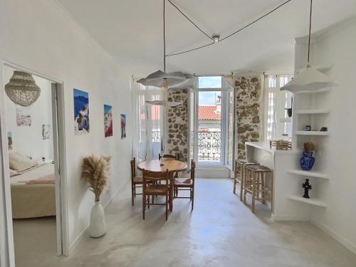 une cuisine et une salle à manger avec une table et des chaises dans l'établissement Appartement type Méditerranéen, à Marseille