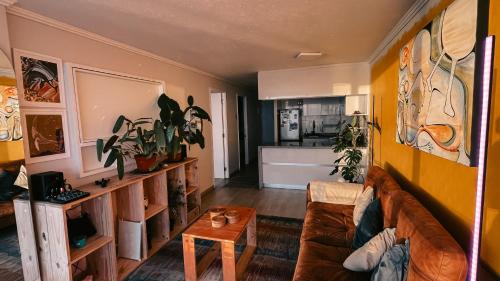 比尼亞德爾馬的住宿－Vista panoramica increible，客厅配有沙发和桌子