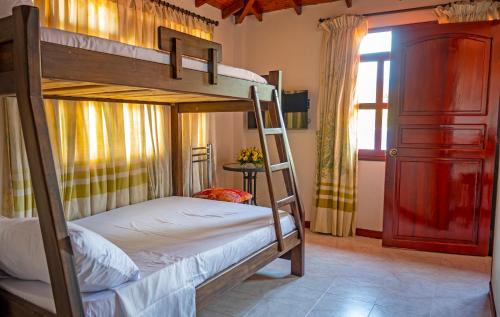 1 dormitorio con 2 literas y ventana en HOTEL PORTAL DE VITERBO Y RESTAURANTE LA FONDA, en Viterbo