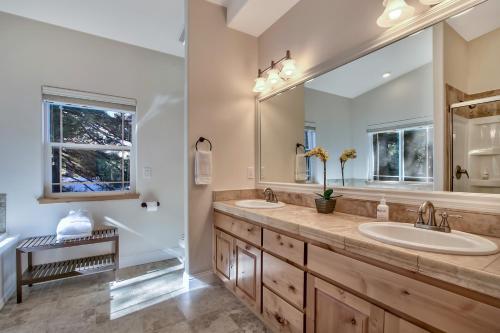 a bathroom with two sinks and a large mirror at Blackfoot Family Estate in South Lake Tahoe