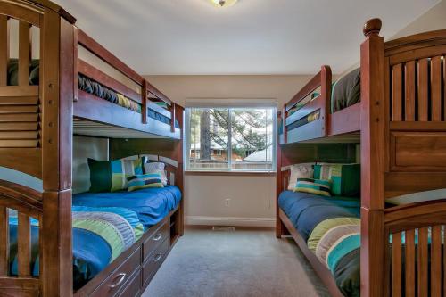 two bunk beds in a room with a window at Blackfoot Family Estate in South Lake Tahoe