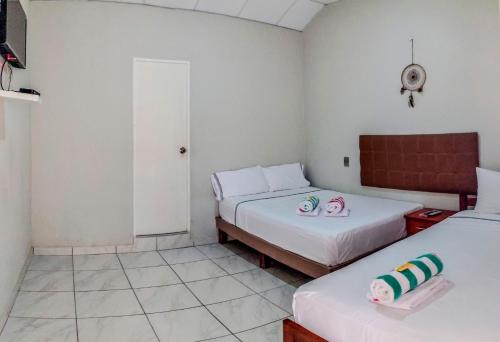 - une chambre avec 2 lits et 2 bébés dans l'établissement HospedajesPerú, à Zorritos