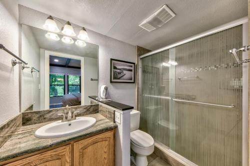 ein Badezimmer mit Waschbecken, Dusche und Toilette in der Unterkunft Lakeland Village 454 - Mountain Resort in South Lake Tahoe