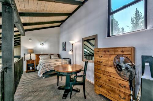 ein Schlafzimmer mit einem Bett, einem Schreibtisch und einem Tisch in der Unterkunft Lakeland Village 454 - Mountain Resort in South Lake Tahoe