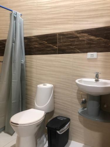 ein Bad mit einem WC und einem Waschbecken in der Unterkunft BYMAR Resort in Necoclí