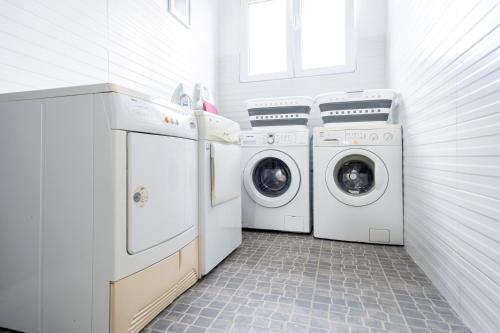 a laundry room with two washers and a dryer at Estalagem Pico D'Agua in Livramento