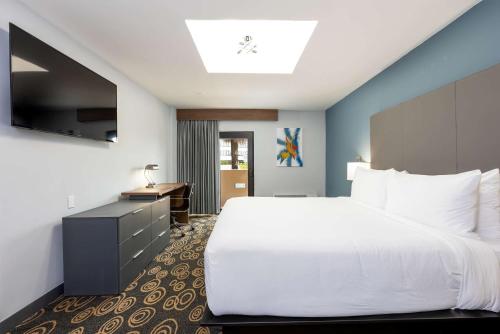 Ένα ή περισσότερα κρεβάτια σε δωμάτιο στο Logis Auberge La Diege