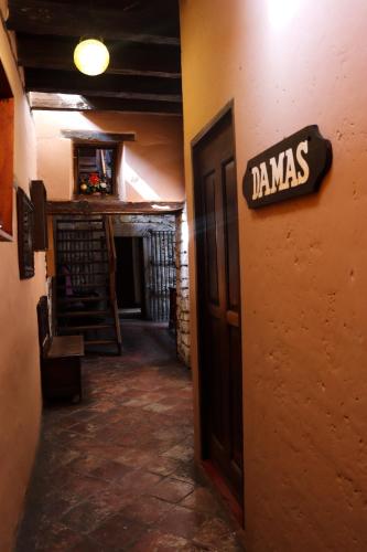 Hotel Boutique Mesón de la Abundanciaに飾ってある許可証、賞状、看板またはその他の書類