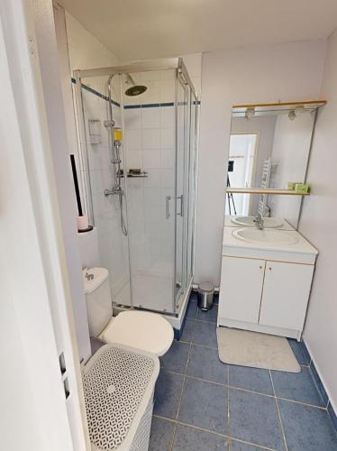 une salle de bain avec une douche, des toilettes et un lavabo dans l'établissement appartement avec balcon et ascenseur sur calais, à Calais