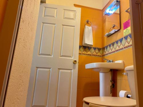 Huajuapan de León的住宿－Hotel Maria Luisa，浴室设有白色门和水槽