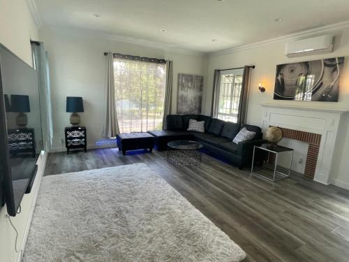 Una sala de estar con un sofá y una chimenea. en Los Angeles Cottage, en Los Ángeles