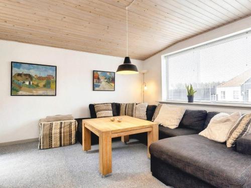 sala de estar con sofá y mesa en 6 person holiday home in L kken, en Løkken
