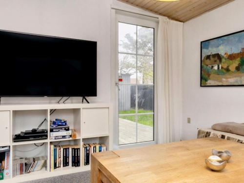 sala de estar con TV de pantalla plana y mesa en 6 person holiday home in L kken, en Løkken