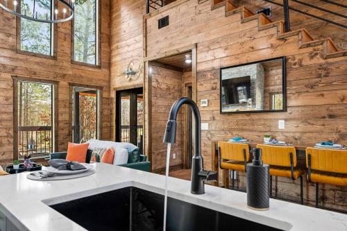 Φωτογραφία από το άλμπουμ του Just Unwind - King Suite, Hot Tub, Fire Pit, Decks σε Broken Bow