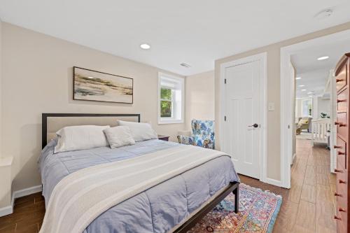 - une chambre avec un grand lit et un couloir dans l'établissement Adorable Infant Friendly 1br Retreat, à Washington