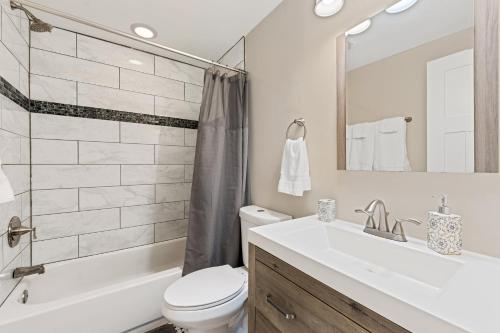 La salle de bains est pourvue d'un lavabo, de toilettes et d'un miroir. dans l'établissement Adorable Infant Friendly 1br Retreat, à Washington