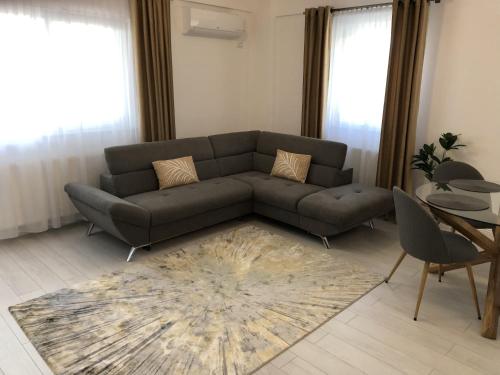 sala de estar con sofá y mesa en Comfort Residence Luxury Apartment, en Craiova