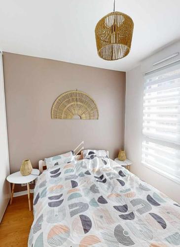 une chambre avec un lit avec une couette colorée dans l'établissement appartement avec balcon et ascenseur sur calais, à Calais