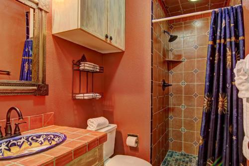 een badkamer met een toilet, een wastafel en een douche bij Comal Corral IC 110 in New Braunfels