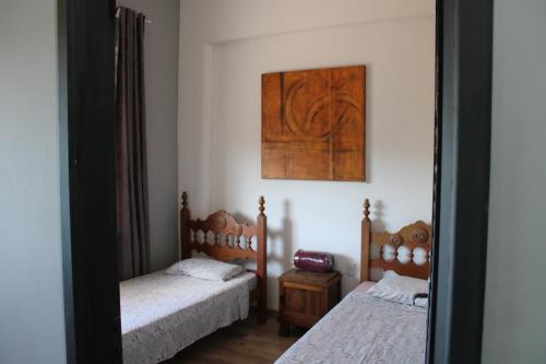 espejo en una habitación con 2 camas en Hotel Cristo Rei, en Conceição da Aparecida