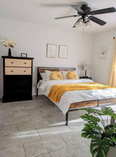 a bedroom with a bed and a ceiling fan at Stylish Apartment in Bakersfield close to CSUB in Bakersfield