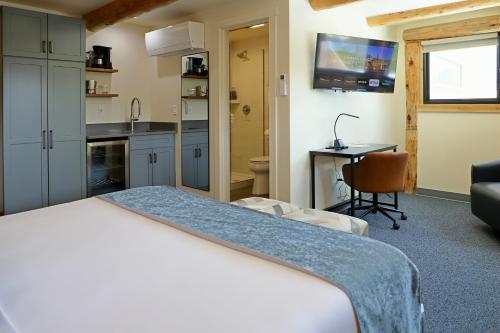 Postel nebo postele na pokoji v ubytování Chipeta Lodge