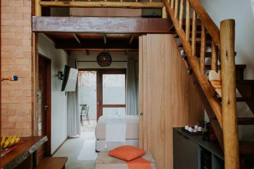un salon avec un escalier et une table dans l'établissement Bangalô com Piscina Privativa, à Porto de Pedras