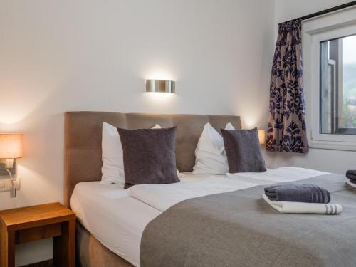 a bedroom with two beds and a window at BergbiberLODGE S in Piesendorf